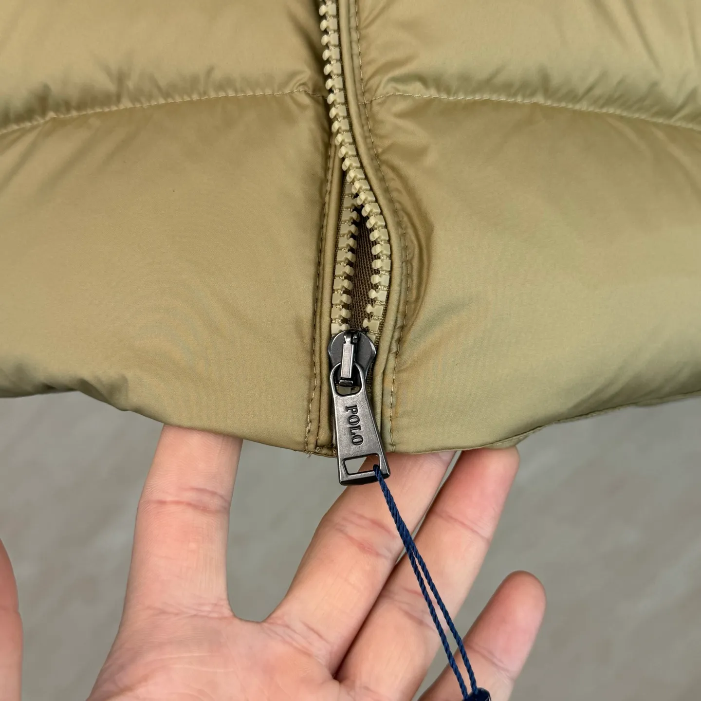 P930 Ralph Lauren lightweight down jacket size s m l xl The nylon fabric has good windproof and waterproof properties, which can effectively block the intrusion of wind and rain from the outside and keep the inside dry, suitable for wearing in humid or rainy environments.  The red label on the chest is made with an imported MECLO embroidery machine. The original pattern is scanned first, and then high-quality silk thread is used to make a pattern. The density effect is adjusted by continuous pattern making.  Exquisite details: the zipper design is simple and elegant, easy to operate; the closing design of the cuffs and hem effectively prevents the intrusion of cold wind, improving the warmth and comfort of wearing.  High-quality filling: 90 white duck down is selected, with a weight of 260g, ensuring excellent thermal insulation performance. After strict screening and processing, the velvet is not easy to drill, ensuring durability. The hangtags, wash marks, air holes, and four-button buttons are all customized from the original one-to-one mold.